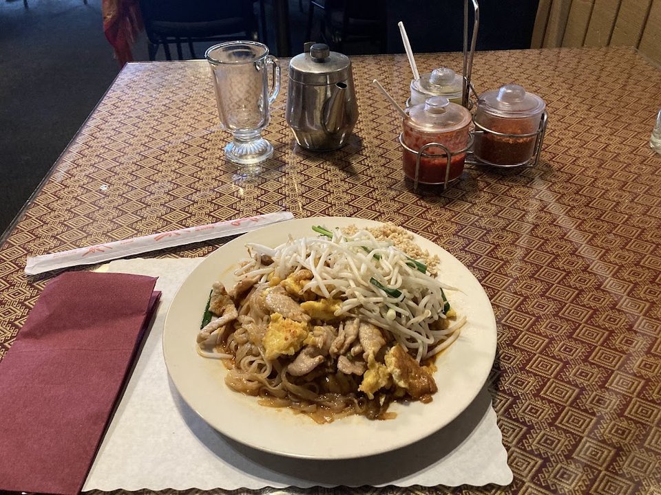 Thai restaurant menu with lunch and dinner sections.