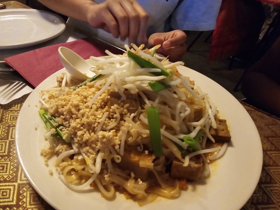 Thai restaurant menu with lunch and dinner sections.